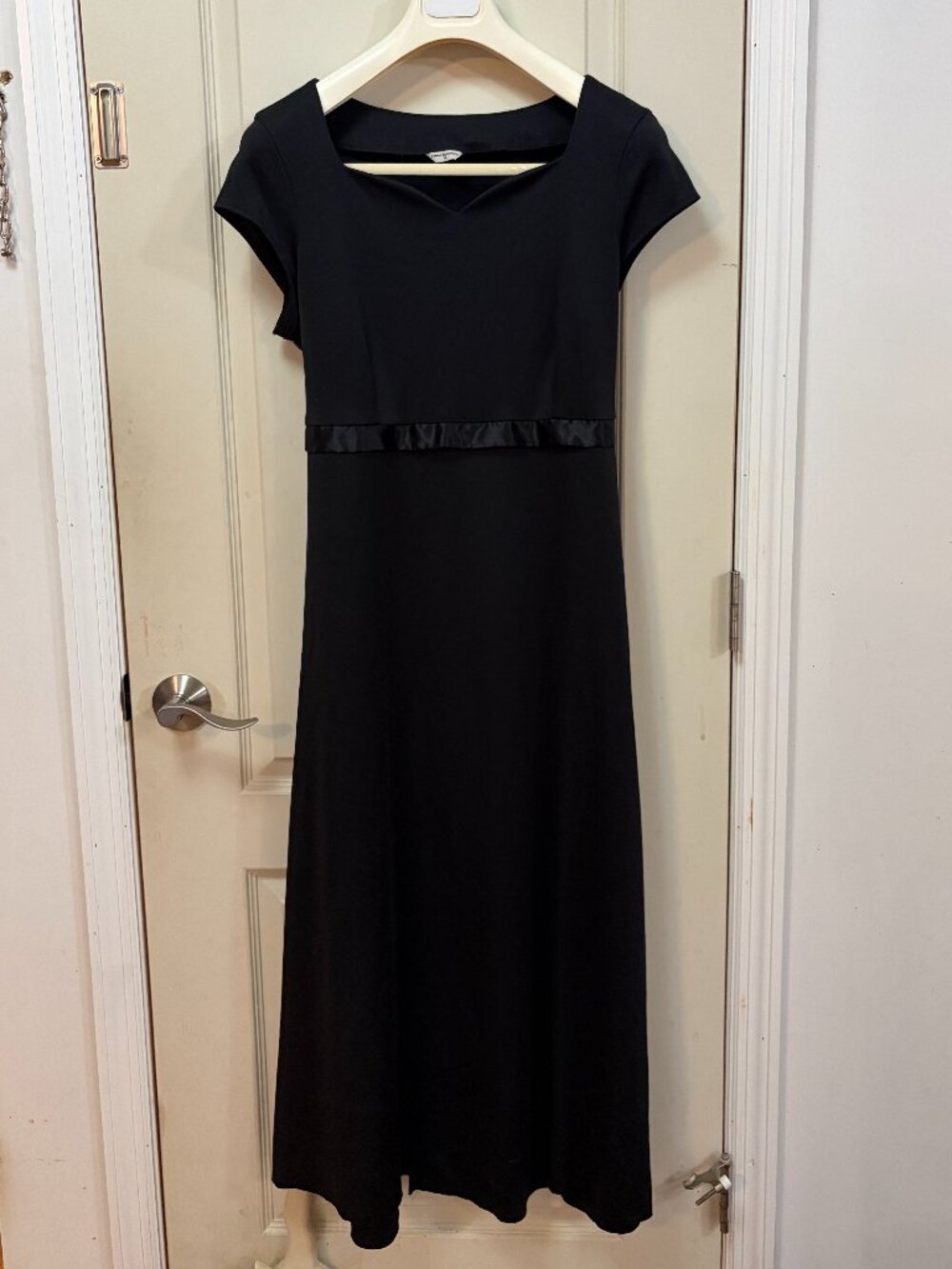 Formal Fashions Inc. Women's Size 16  Polyester Long Choir Dress. Black.